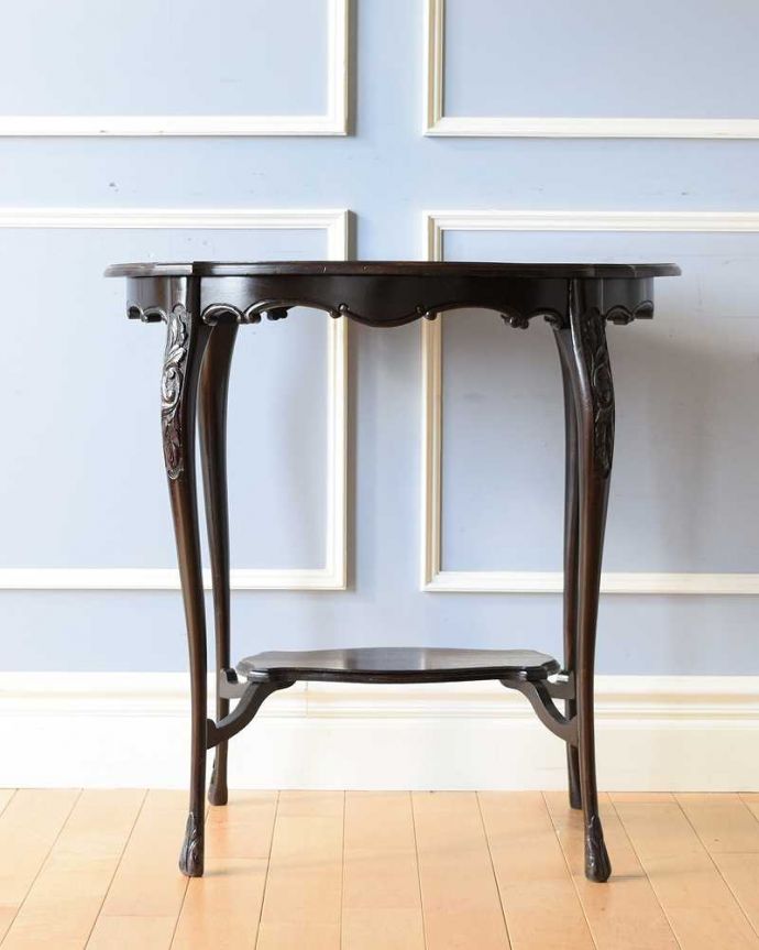 アンティークのテーブル アンティーク家具 優雅なティータイムを演出するアンティーク家具、美しいオケージョナルテーブル(ティーテーブル) 。こちら側も、もちろんキレイです!アンティークは新品ではないので、もちろん経年変化によるキズはありますが、専門の職人がキレイにお直しをしているので、どの角度から見てもキレイです。(q-1523-f)