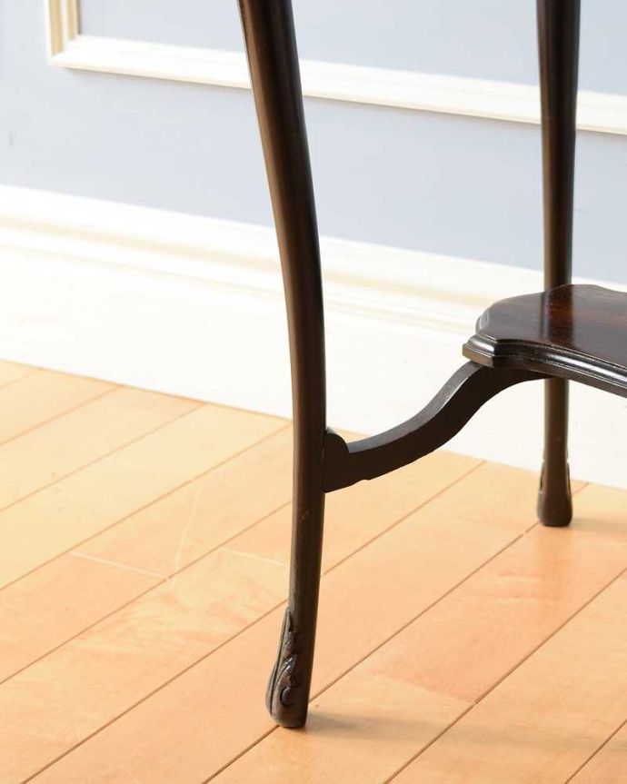 アンティークのテーブル アンティーク家具 優雅なティータイムを演出するアンティーク家具、美しいオケージョナルテーブル(ティーテーブル) 。持ち上げなくても移動できます!Handleのアンティークは、脚の裏にフェルトキーパーをお付けしていますので、床を滑らせてれば移動が簡単です。(q-1523-f)