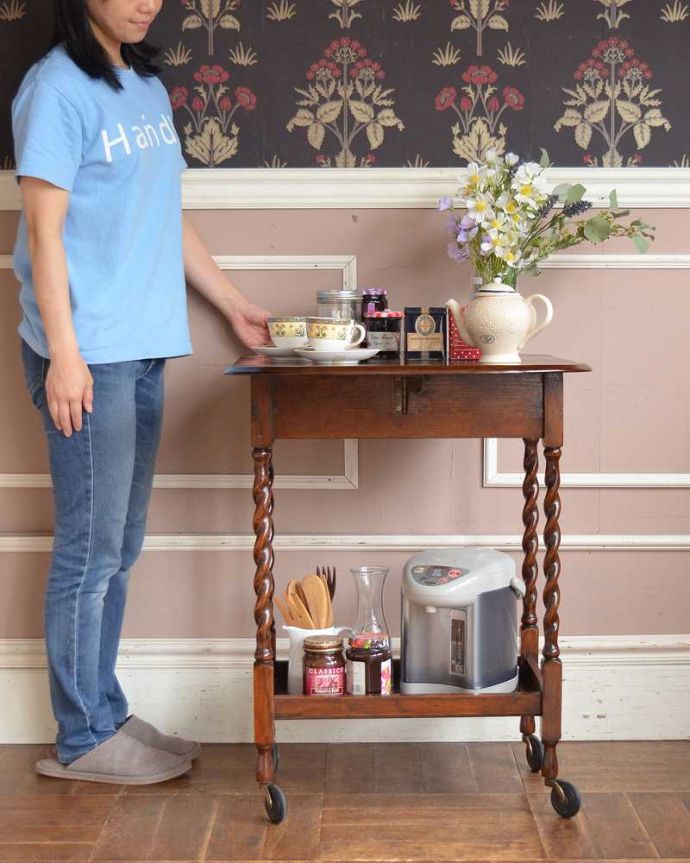 アンティークのワゴン・トローリー アンティーク家具 英国アンティーク家具、伸張式天板&引き出し付きの機能的なトローリー。天板が大きくなっちゃう便利なトローリードロップリーフタイプになっているアンティークのトローリー。(q-1524-f)