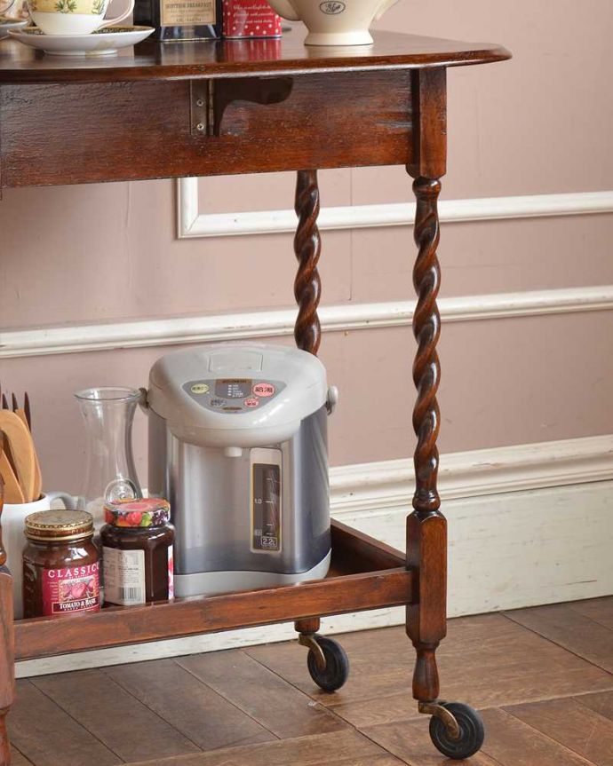 アンティークのワゴン・トローリー アンティーク家具 英国アンティーク家具、伸張式天板&引き出し付きの機能的なトローリー。アンティークのワゴンは使い方が自由自在簡単に移動が出来るワゴン。(q-1524-f)