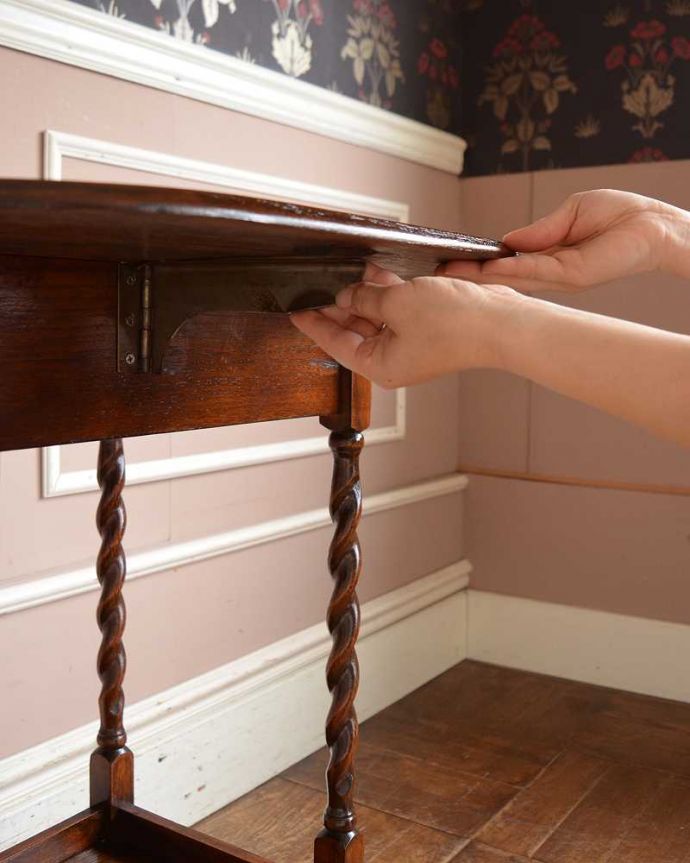 アンティークのワゴン・トローリー アンティーク家具 英国アンティーク家具、伸張式天板&引き出し付きの機能的なトローリー。あっという間に大きくなります天板を持ち上げて下にあるバーを引っぱりだせば、あっという間に大きな作業台に。(q-1524-f)