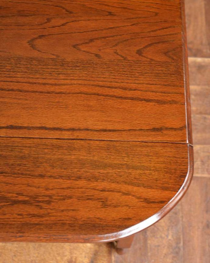 アンティークのワゴン・トローリー アンティーク家具 英国アンティーク家具、伸張式天板&引き出し付きの機能的なトローリー。近づいてみると・・・修復にもいろんな方法がありますが、Handleでは塗装にこだわって古い塗装を剥離して再塗装していますのでピカピカです。(q-1524-f)