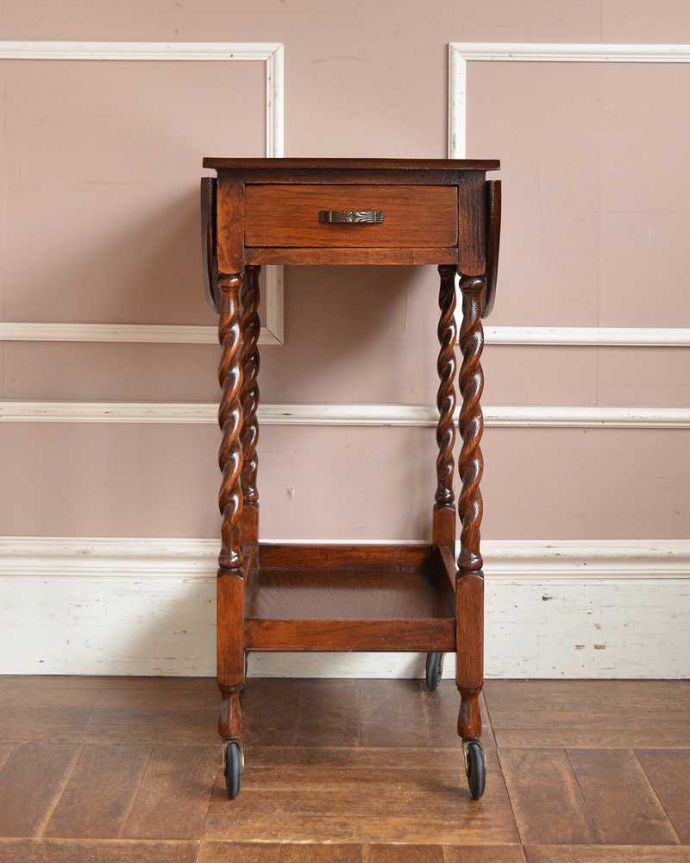 アンティークのワゴン・トローリー アンティーク家具 英国アンティーク家具、伸張式天板&引き出し付きの機能的なトローリー。キッチンだけじゃもったいない!アンティークのワゴンはデザインもキレイなので、キッチン用として使うだけじゃなく、家具としていろいろ使えます。(q-1524-f)