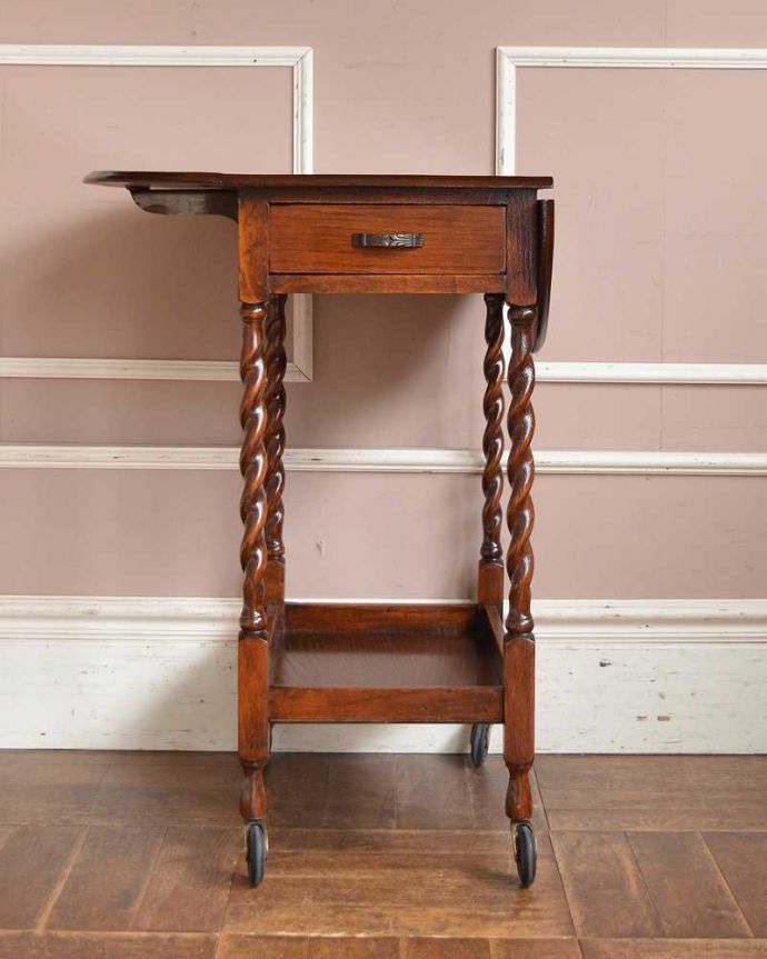 アンティークのワゴン・トローリー アンティーク家具 英国アンティーク家具、伸張式天板&引き出し付きの機能的なトローリー。片方開いて・・・リーフを片方だけ開いて使うことも出来ます。(q-1524-f)