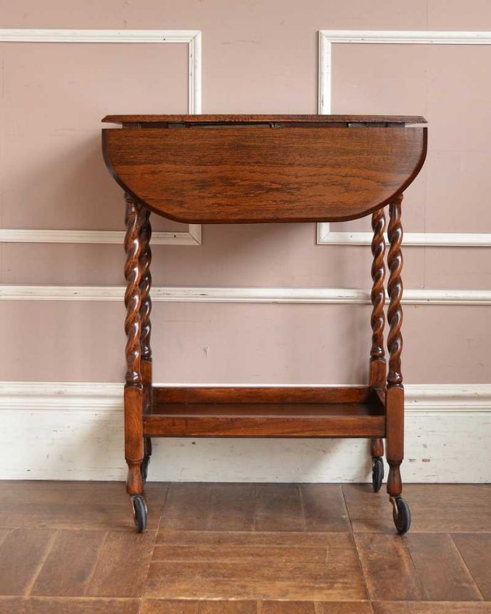 アンティークのワゴン・トローリー アンティーク家具 英国アンティーク家具、伸張式天板&引き出し付きの機能的なトローリー。360度、どこから見てもキレイアンティークは新品ではないので、もちろん経年変化によるキズはありますが、専門の職人がキレイにお直しをしているので、どの角度から見てもキレイです。(q-1524-f)