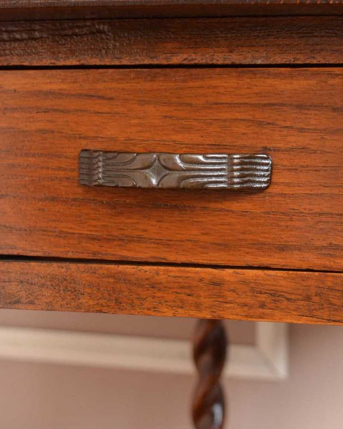 アンティークのワゴン・トローリー アンティーク家具 英国アンティーク家具、伸張式天板&引き出し付きの機能的なトローリー。取っ手もアンティークらしさ引き出しの取っ手も華やかで素敵なデザインです。(q-1524-f)