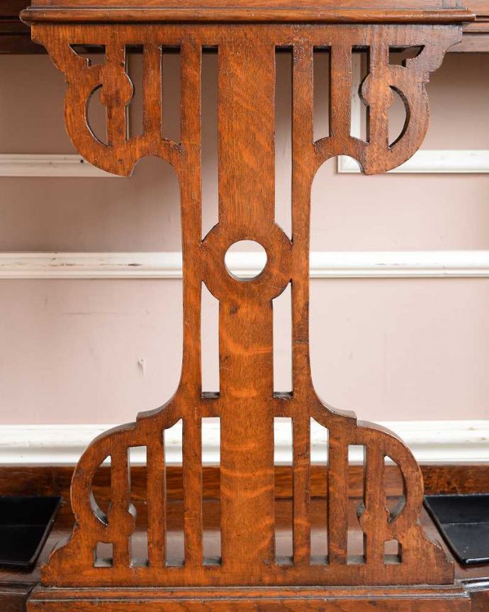 アンティークの玄関収納　アンティーク家具　彫刻が美しい機能的な英国アンティーク家具、鏡付きのホールスタンド。いろんな場所にこだわり彫のデザインもいろいろです。(q-1525-f)