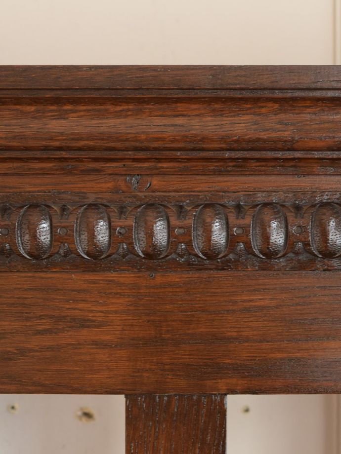 英国アンティーク家具らしい装飾