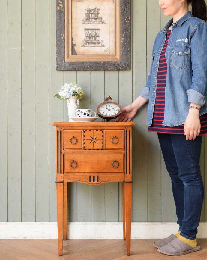 アンティークのチェスト　アンティーク家具　ウォルナット材に黒い模様がカッコイイ！アンティークベッドサイドチェスト（リプロダクト）。小さくても一人前。(q-1527-f)