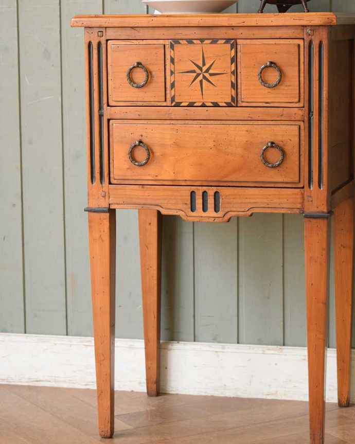 アンティークのチェスト　アンティーク家具　ウォルナット材に黒い模様がカッコイイ！アンティークベッドサイドチェスト（リプロダクト）。木目で勝負！アンティークだから手に入る素材のよさシンプルなデザインなのに惹きつけられちゃう一番の魅力は、やはり使われている素材。(q-1527-f)