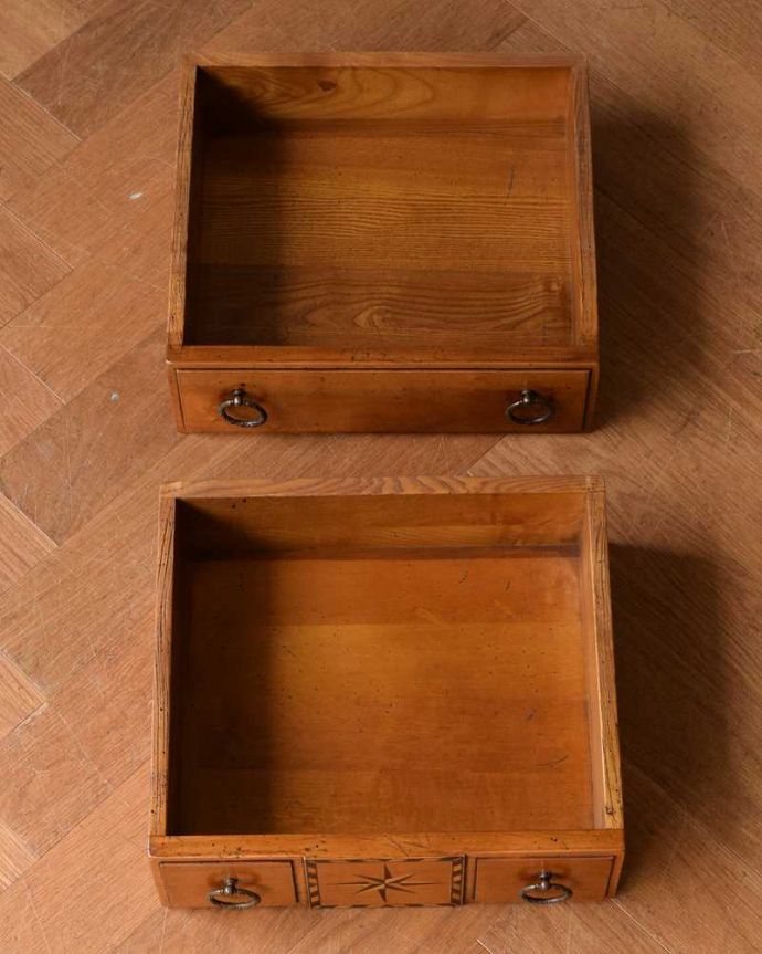 アンティークのチェスト　アンティーク家具　ウォルナット材に黒い模様がカッコイイ！アンティークベッドサイドチェスト（リプロダクト）。引き出しの中もとってもキレイですチェストで一番きになるのはやはり引き出しの中。(q-1527-f)