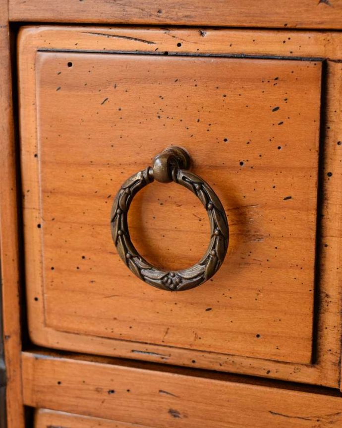 アンティークのチェスト　アンティーク家具　ウォルナット材に黒い模様がカッコイイ！アンティークベッドサイドチェスト（リプロダクト）。アンティークらしい取っ手取っ手のデザインまで高級感があるアンティーク家具。(q-1527-f)