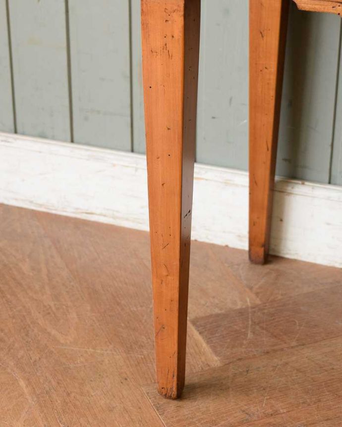 アンティークのチェスト　アンティーク家具　ウォルナット材に黒い模様がカッコイイ！アンティークベッドサイドチェスト（リプロダクト）。女性1人でラクラク運べちゃう仕掛けHandleのアンティーク家具は、脚の裏にフェルトキーパーをお付けしています。(q-1527-f)