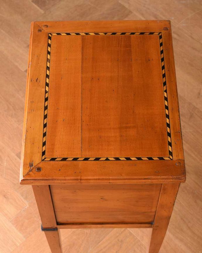 アンティークのチェスト　アンティーク家具　ウォルナット材に黒い模様がカッコイイ！アンティークベッドサイドチェスト（リプロダクト）。ピカピカに仕上げましたベッドやソファの横でモノを置いて使えるように、修復する時、天板の塗装もキレイに仕上げました。(q-1527-f)