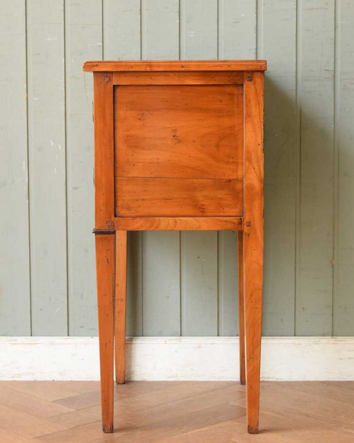 アンティークのチェスト　アンティーク家具　ウォルナット材に黒い模様がカッコイイ！アンティークベッドサイドチェスト（リプロダクト）。横から見てもキレイですもちろん、横顔だってキレイ！どこから見ても絵になります。(q-1527-f)