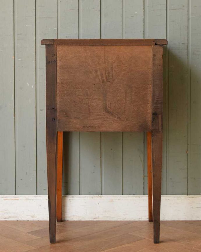 アンティークのチェスト　アンティーク家具　ウォルナット材に黒い模様がカッコイイ！アンティークベッドサイドチェスト（リプロダクト）。後ろ姿も見て下さいアンティークは新品ではないので、もちろん経年変化によるキズはありますが、専門の職人が修復しました。(q-1527-f)