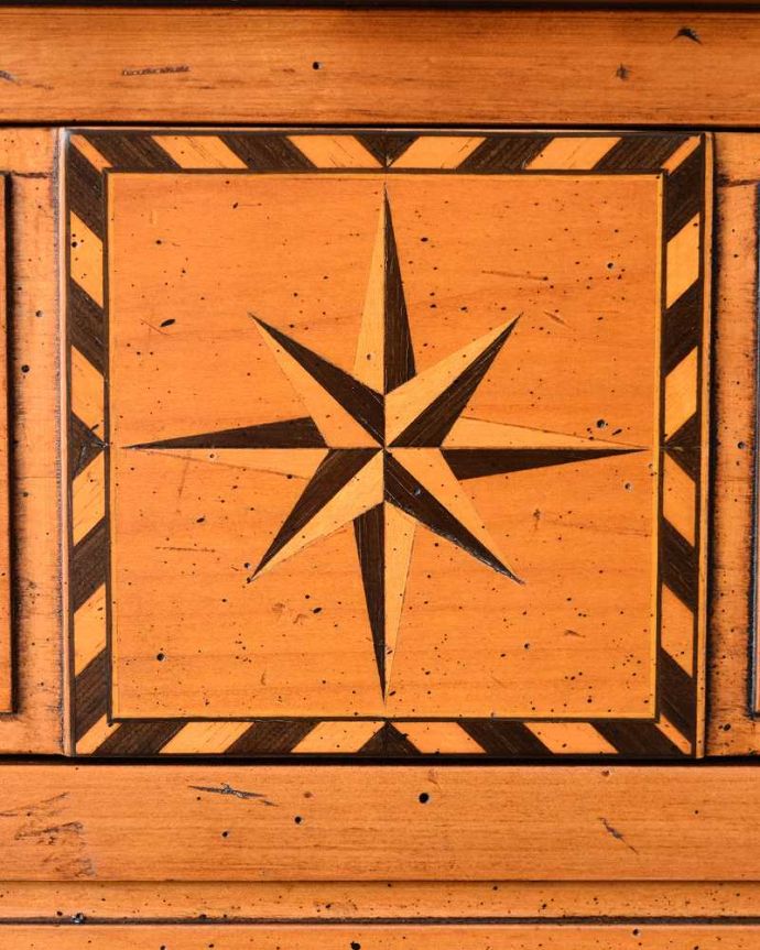 アンティークのチェスト　アンティーク家具　ウォルナット材に黒い模様がカッコイイ！アンティークベッドサイドチェスト（リプロダクト）。いろんな場所にこだわりデザインもいろいろです。(q-1527-f)