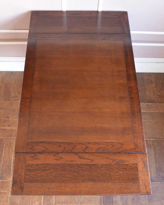 アンティークのテーブル　アンティーク家具　英国輸入のアンティーク家具、使う人数に合わせてサイズが変えられるドローリーフテーブル（ダイニングテーブル）。やっぱりテーブルは天板が重要全部開いた状態で天板を上から見てみるとこんな感じです。(q-1528-f)