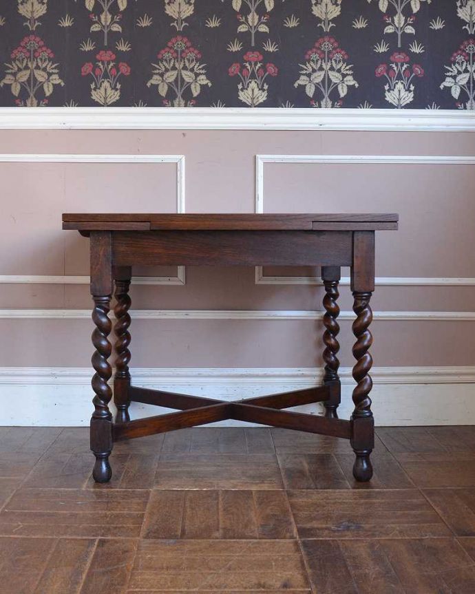 アンティークのテーブル　アンティーク家具　英国輸入のアンティーク家具、使う人数に合わせてサイズが変えられるドローリーフテーブル（ダイニングテーブル）。横から見るとこんな感じ真横から見てみるとこんな感じ。(q-1528-f)