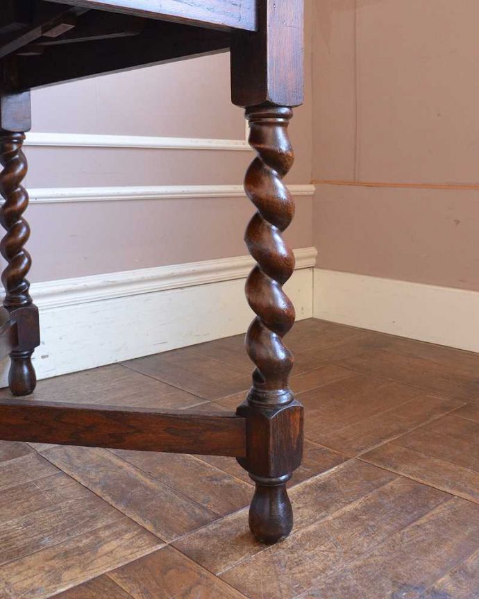 アンティークのテーブル　アンティーク家具　英国輸入のアンティーク家具、使う人数に合わせてサイズが変えられるドローリーフテーブル（ダイニングテーブル）。持ち上げなくても移動できます！Handleのアンティークは、脚の裏にフェルトキーパーをお付けしていますので、持ち上げなくても床を滑らせて移動させることが出来ます。(q-1528-f)