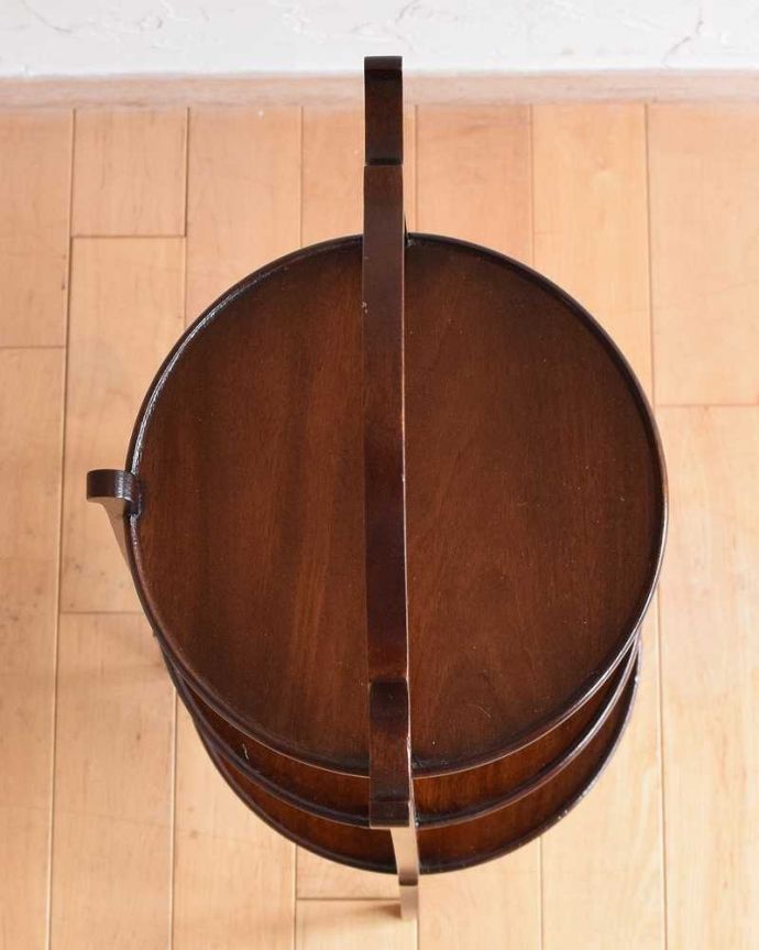 プランツスタンド・ケーキスタンド　アンティーク家具　英国のアフタヌーンティーを自宅で楽しめる、マホガニー材のアンティークケーキスタンド 。上から見るとこんな感じ小さくても、もちろん専門の職人がしっかり修復したのでピッカピカです。(q-1529-f)