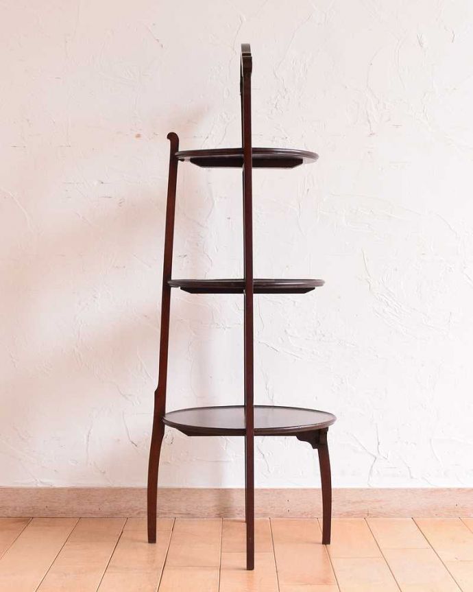 プランツスタンド・ケーキスタンド　アンティーク家具　英国のアフタヌーンティーを自宅で楽しめる、マホガニー材のアンティークケーキスタンド 。横から見るとこんな形アンティークは新品ではないので、経年変化によるキズはありますが、専門の職人がしっかり修復したのでキレイです。(q-1529-f)