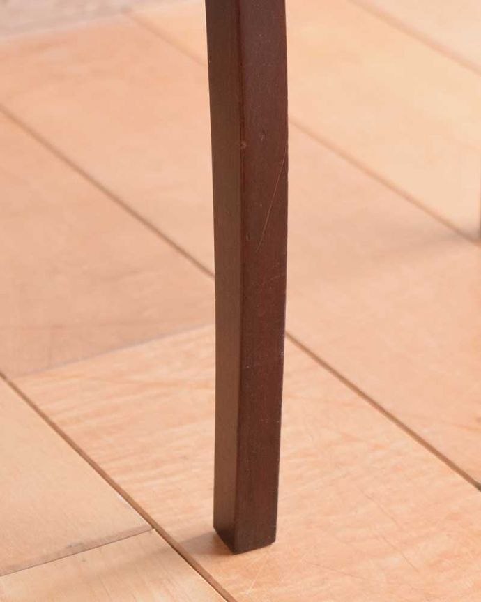 プランツスタンド・ケーキスタンド　アンティーク家具　英国のアフタヌーンティーを自宅で楽しめる、マホガニー材のアンティークケーキスタンド 。Handleの家具の脚の裏には･･･フェルトキーパーを貼ってお送りしていますので引きずっても床にキズが付きません。(q-1529-f)