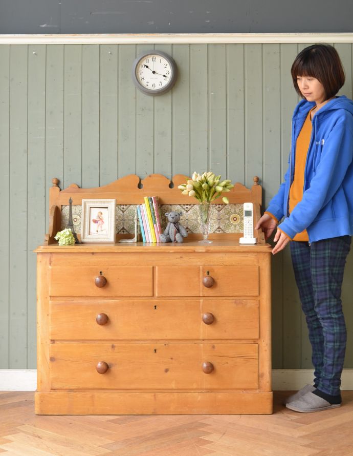 アンティークのチェスト　アンティーク家具　タイル入りのアンティーク家具、可愛いウォッシュスタンド（チェスト）。アンティークでしか手に入らない贅沢なチェスト水道が発達していない時代に洗面台代わりに使われてたチェストタイプのウォッシュスタンド。(q-153-f-2)