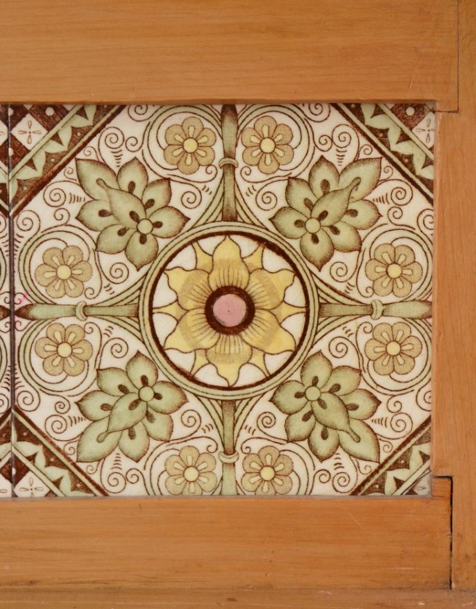 アンティークのチェスト　アンティーク家具　タイル入りのアンティーク家具、可愛いウォッシュスタンド（チェスト）。アンティークらしい独特の風合い美しいアンティークのタイル。(q-153-f-2)