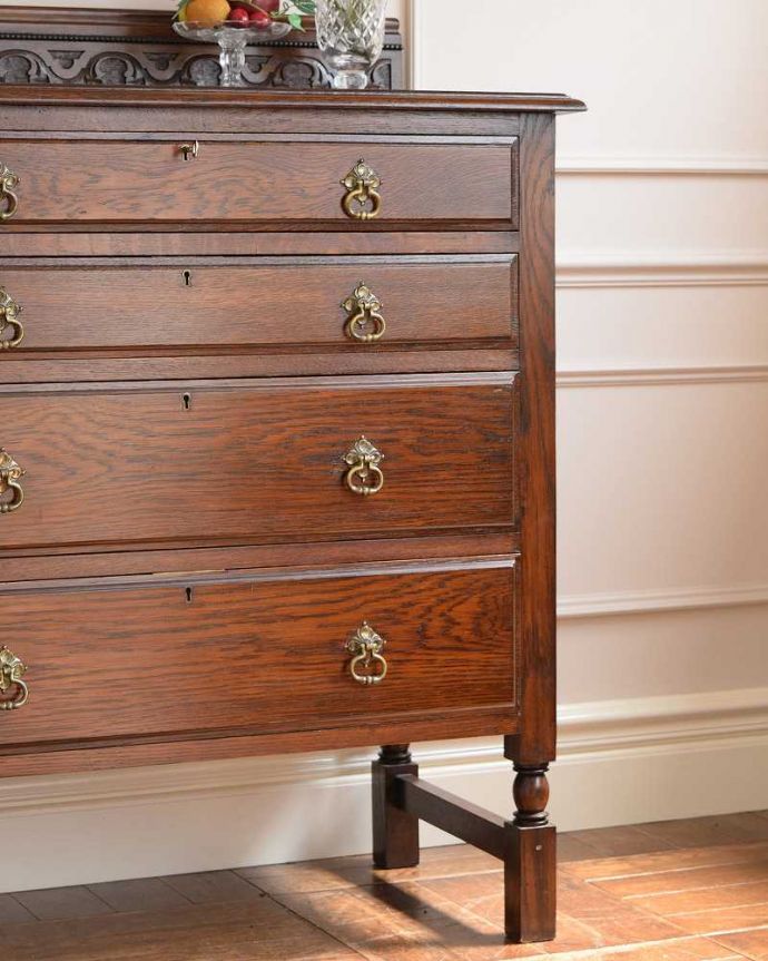 アンティークのチェスト アンティーク家具 彫刻も美しいアンティーク家具、鍵が付いたオーク材の英国4段チェスト。見た目はもちろん、実用的に使って楽しみましょうアンティークのチェストは見た目の美しさはもちろん、実用的にたっぷり収納が出来る実力派。(q-1530-f)