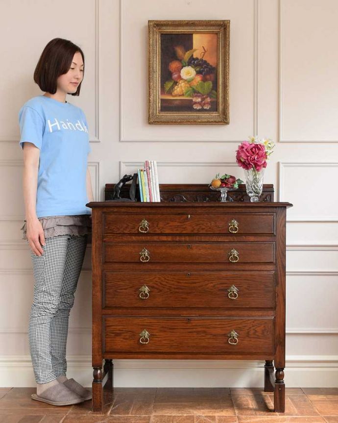 アンティークのチェスト アンティーク家具 彫刻も美しいアンティーク家具、鍵が付いたオーク材の英国4段チェスト。英国アンティークらしい落ち着いた雰囲気が自慢落ち着いた色合いが英国アンティークらしい雰囲気のチェスト。(q-1530-f)