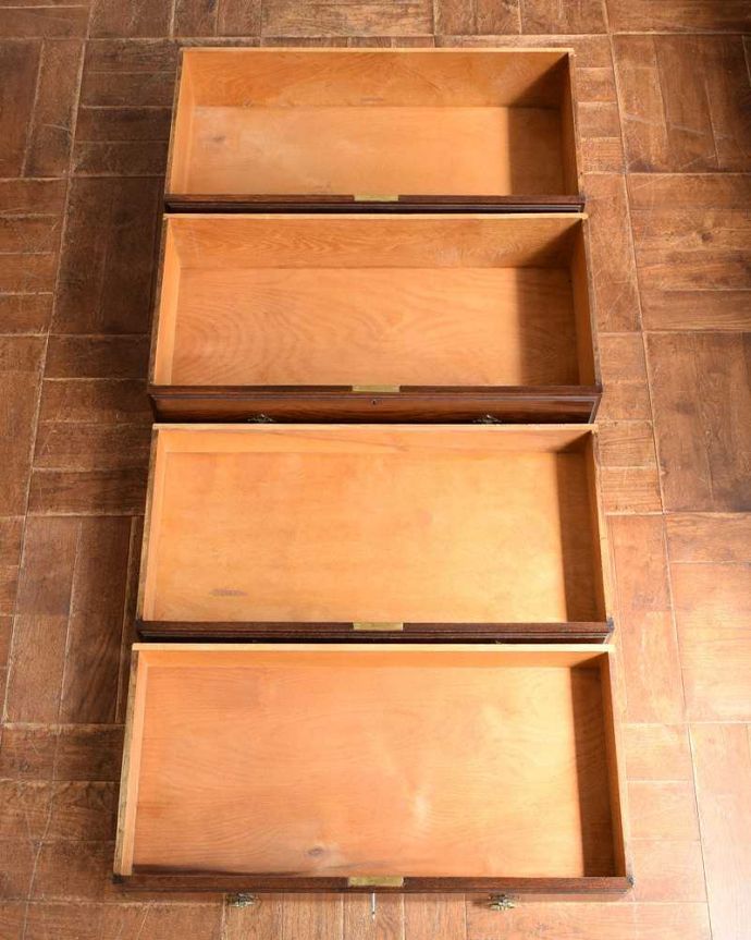 アンティークのチェスト アンティーク家具 彫刻も美しいアンティーク家具、鍵が付いたオーク材の英国4段チェスト。何を入れても大丈夫。(q-1530-f)