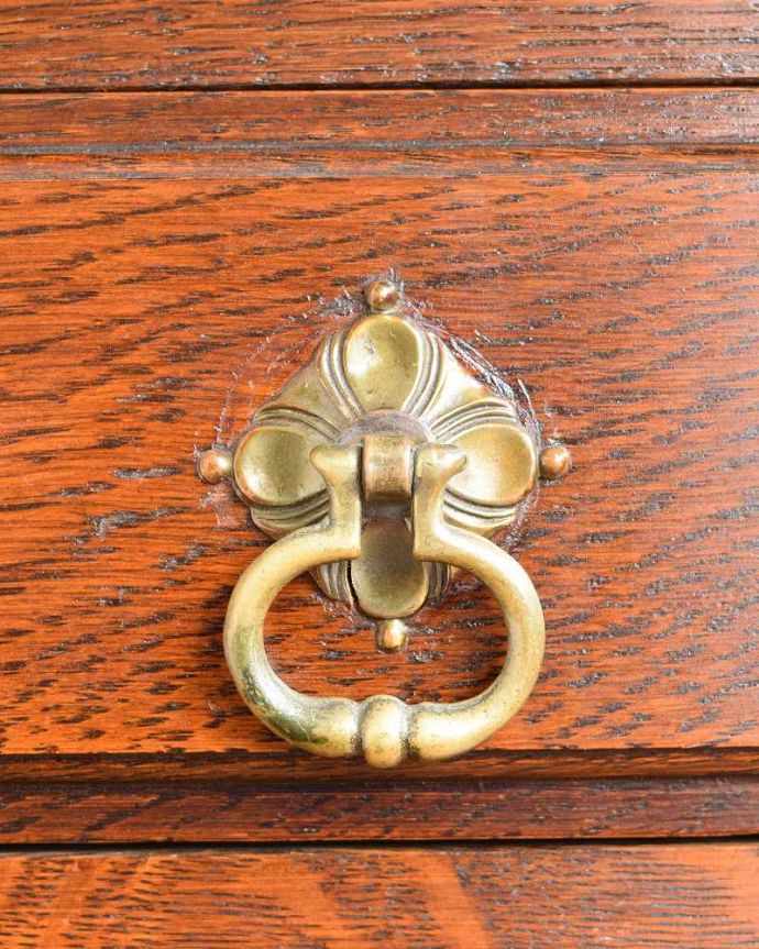 アンティークのチェスト アンティーク家具 彫刻も美しいアンティーク家具、鍵が付いたオーク材の英国4段チェスト。開ける度にワクワク高級感漂うアンティークらしいデザインの取っ手。(q-1530-f)