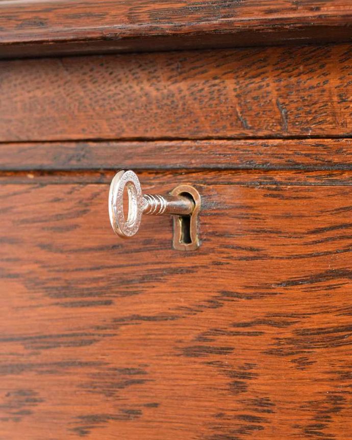 アンティークのチェスト アンティーク家具 彫刻も美しいアンティーク家具、鍵が付いたオーク材の英国4段チェスト。大切なものも収納出来ますおとぎ話に出てくるような可愛いアンティークの鍵が付いています。(q-1530-f)