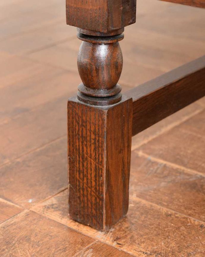 アンティークのチェスト アンティーク家具 彫刻も美しいアンティーク家具、鍵が付いたオーク材の英国4段チェスト。女性1人でラクラク運べちゃう仕掛けHandleのアンティークは、脚の裏にフェルトキーパーをお付けしています。(q-1530-f)