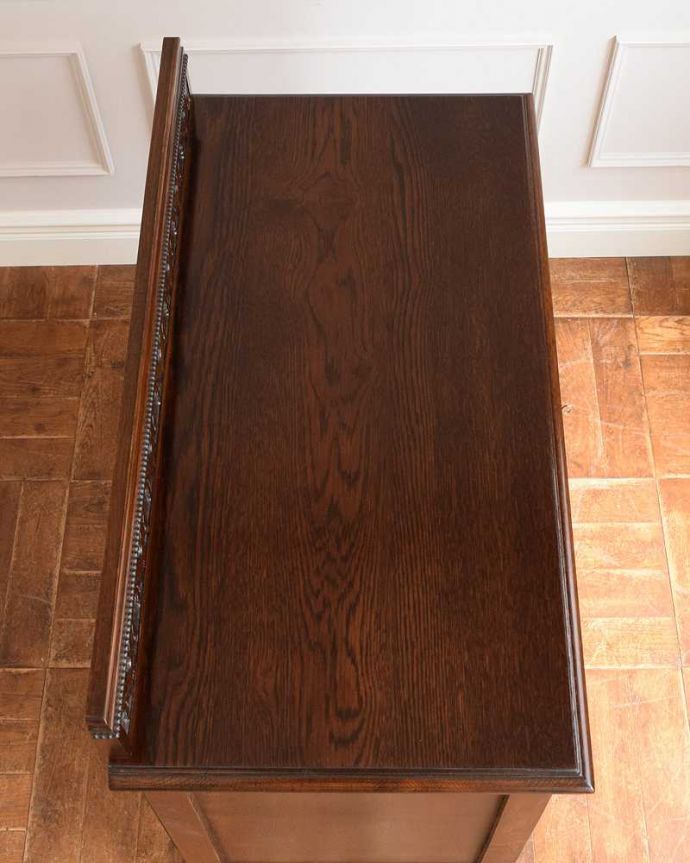 アンティークのチェスト アンティーク家具 彫刻も美しいアンティーク家具、鍵が付いたオーク材の英国4段チェスト。何を置こうかな・・・?上から見ると、天板はこんな感じです。(q-1530-f)