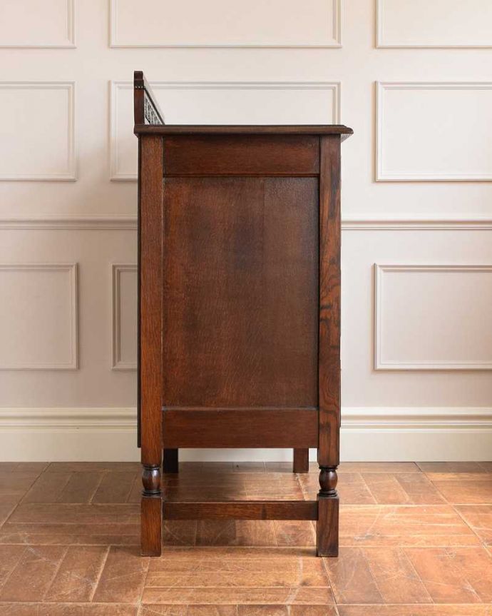 アンティークのチェスト アンティーク家具 彫刻も美しいアンティーク家具、鍵が付いたオーク材の英国4段チェスト。横顔だってカッコいい横から見るとこんな感じです。(q-1530-f)