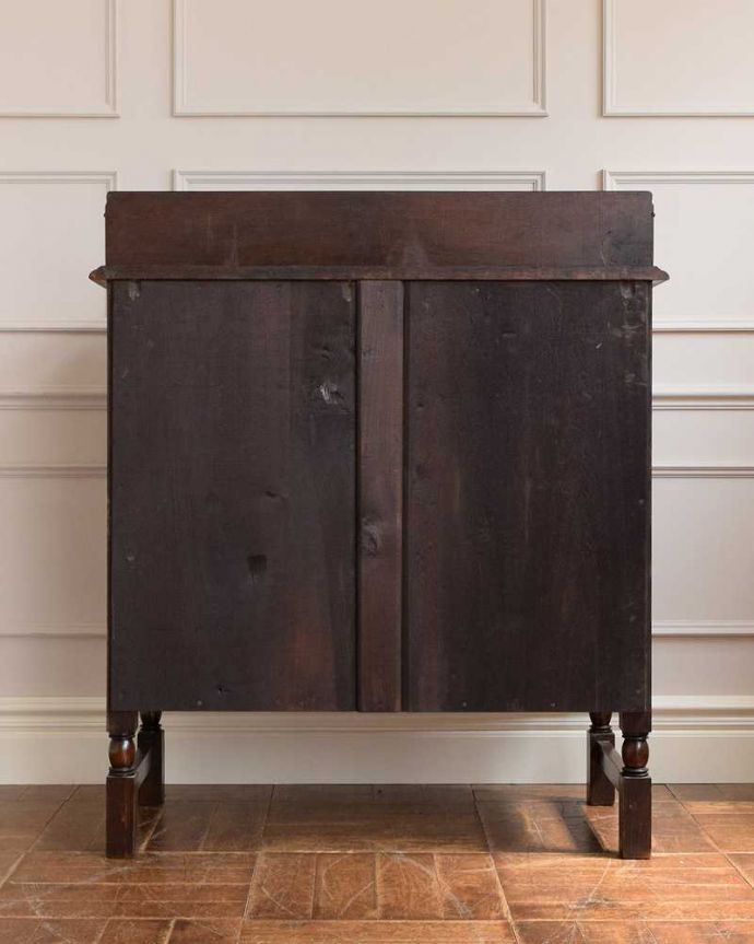 アンティークのチェスト アンティーク家具 彫刻も美しいアンティーク家具、鍵が付いたオーク材の英国4段チェスト。後ろ姿にも自信アリ!アンティークは新品ではないので、経年変化によるキズはありますが、専門の職人がキレイに修復したので後ろ姿にも自信があります。(q-1530-f)