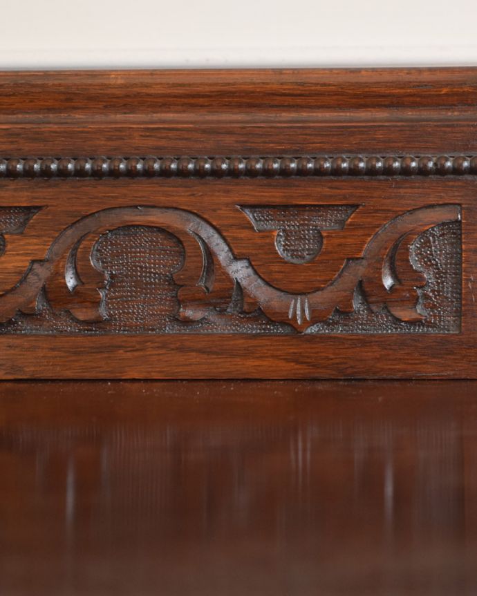 アンティークのチェスト アンティーク家具 彫刻も美しいアンティーク家具、鍵が付いたオーク材の英国4段チェスト。至る所に繊細な彫いろんな彫のデザインがありますが、個人的に美しいと思える女性らしく優雅なデザインを選んできました。(q-1530-f)