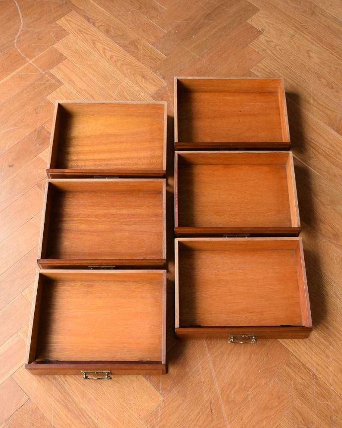 アンティークのチェスト　アンティーク家具　お洒落なアンティーク英国家具、ミュージックキャビネット（収納家具）。キレイに修復したので、何を入れてもOKです。(q-1532-f)