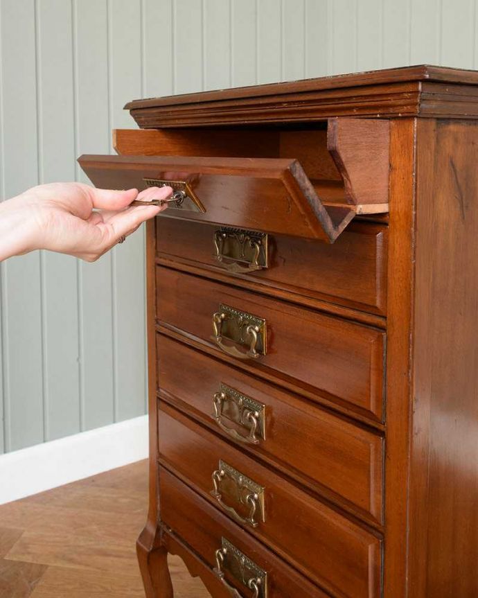 アンティークのチェスト　アンティーク家具　お洒落なアンティーク英国家具、ミュージックキャビネット（収納家具）。簡単に出し入れ出来ますちゃんと動くように修復したので、引き出し部分は楽譜を入れるために引き出しやすくなっています。(q-1532-f)