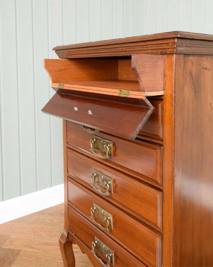 アンティークのチェスト　アンティーク家具　お洒落なアンティーク英国家具、ミュージックキャビネット（収納家具）。ここまで開きます楽譜が出し入れしやすいように前の板が手前に倒れるようになっています。(q-1532-f)