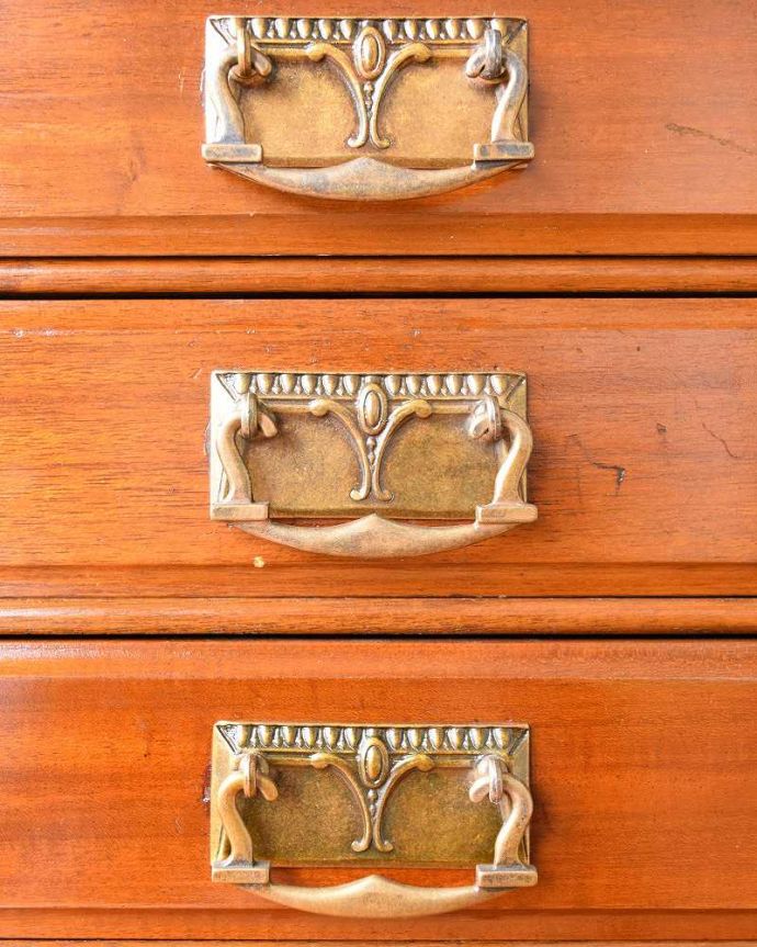 アンティークのチェスト　アンティーク家具　お洒落なアンティーク英国家具、ミュージックキャビネット（収納家具）。取っ手もアンティークらしいデザインアンティーク家具の取っ手は、なんだか高級感があるんですよね。(q-1532-f)