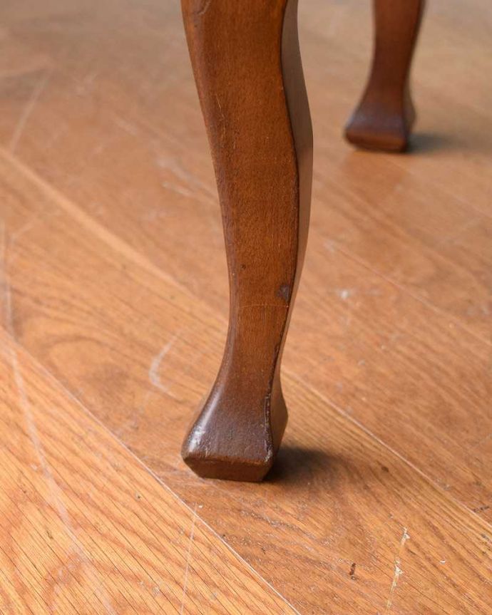 アンティークのチェスト　アンティーク家具　お洒落なアンティーク英国家具、ミュージックキャビネット（収納家具）。女性1人でラクラク運べちゃう仕掛けHandleのアンティークは、脚の裏にフェルトキーパーをお付けしています。(q-1532-f)