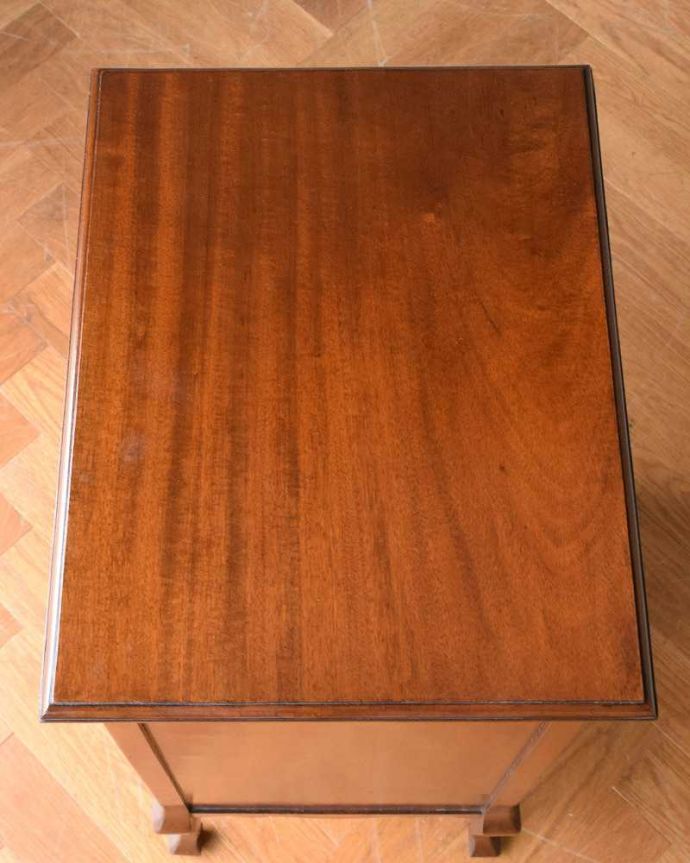 アンティークのチェスト　アンティーク家具　お洒落なアンティーク英国家具、ミュージックキャビネット（収納家具）。上から見ると･･･天板を上から見るとこんな形です。(q-1532-f)