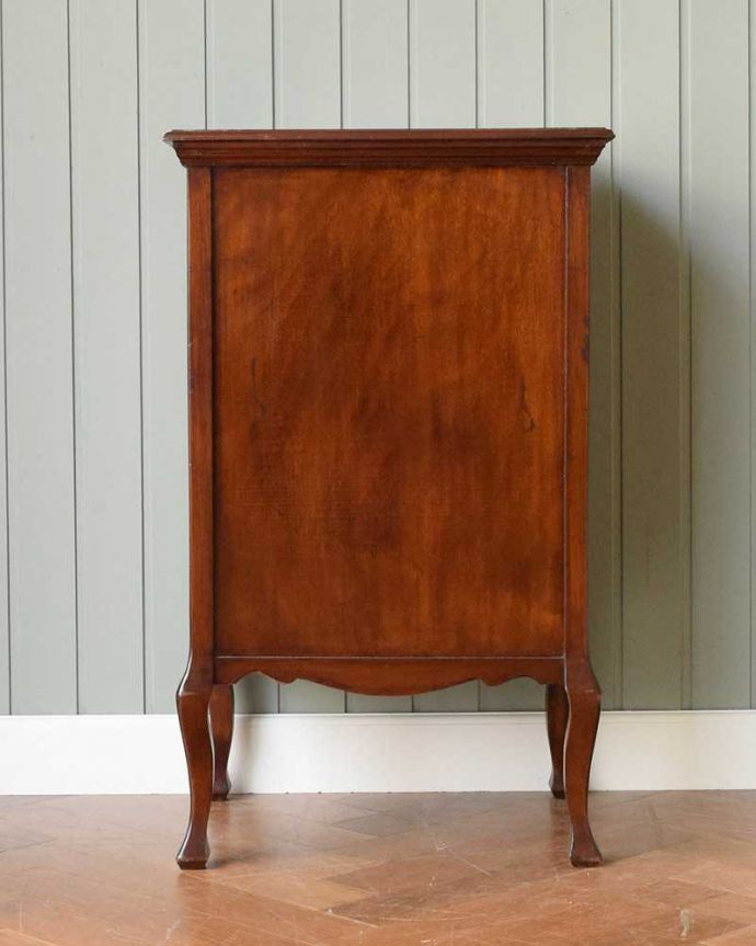 アンティークのチェスト　アンティーク家具　お洒落なアンティーク英国家具、ミュージックキャビネット（収納家具）。修復してあるので後ろ姿もキレイです。(q-1532-f)