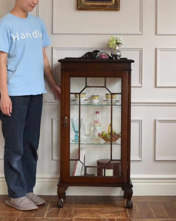 アンティークのキャビネット アンティーク家具 英国スタイルのアンティーク家具、シノワズリデザインの小さなガラスキャビネット。どこにでも置けちゃうサイズが魅力のキャビネットちょっとしたスペースがあればどこにでも置けちゃうコンパクトサイズのガラスキャビネット。(q-1533-f)