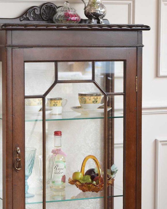 アンティークのキャビネット アンティーク家具 英国スタイルのアンティーク家具、シノワズリデザインの小さなガラスキャビネット。ガラス越しに中をのぞいてみると・・・中に入れたものが、なんだかちょっと高級に見えちゃうんです。(q-1533-f)