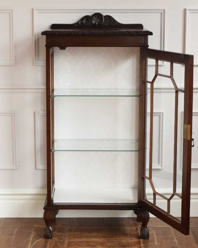 アンティークのキャビネット アンティーク家具 英国スタイルのアンティーク家具、シノワズリデザインの小さなガラスキャビネット。扉を開けると、中はこんな感じです職人が背板の生地を新しいもので張り替えてキレイに修復して仕上げました。(q-1533-f)