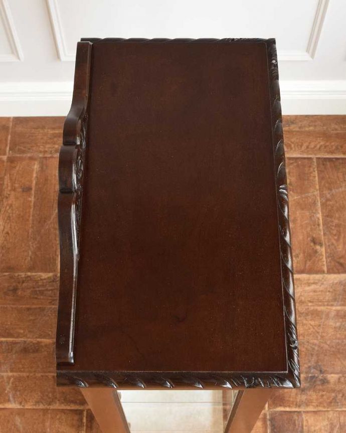 アンティークのキャビネット アンティーク家具 英国スタイルのアンティーク家具、シノワズリデザインの小さなガラスキャビネット。上から形を見てみましょうキャビネットの形はこんな感じです。(q-1533-f)